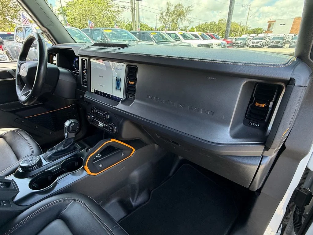 Used 2024 Oxford White Ford Badlands image 17