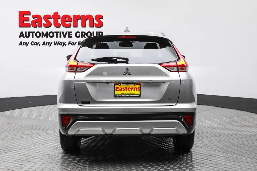 Used 2024 Silver Mitsubishi SE image 6