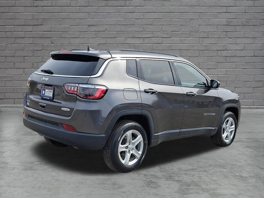 Used 2023 Granite Crystal Metallic Clearcoat Jeep Latitude image 12