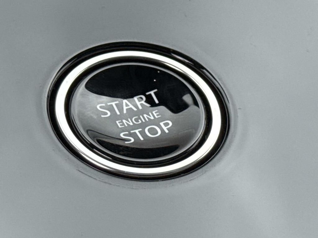 New 2026 Ostuni Pearl White Land Rover Dynamic SE image 10