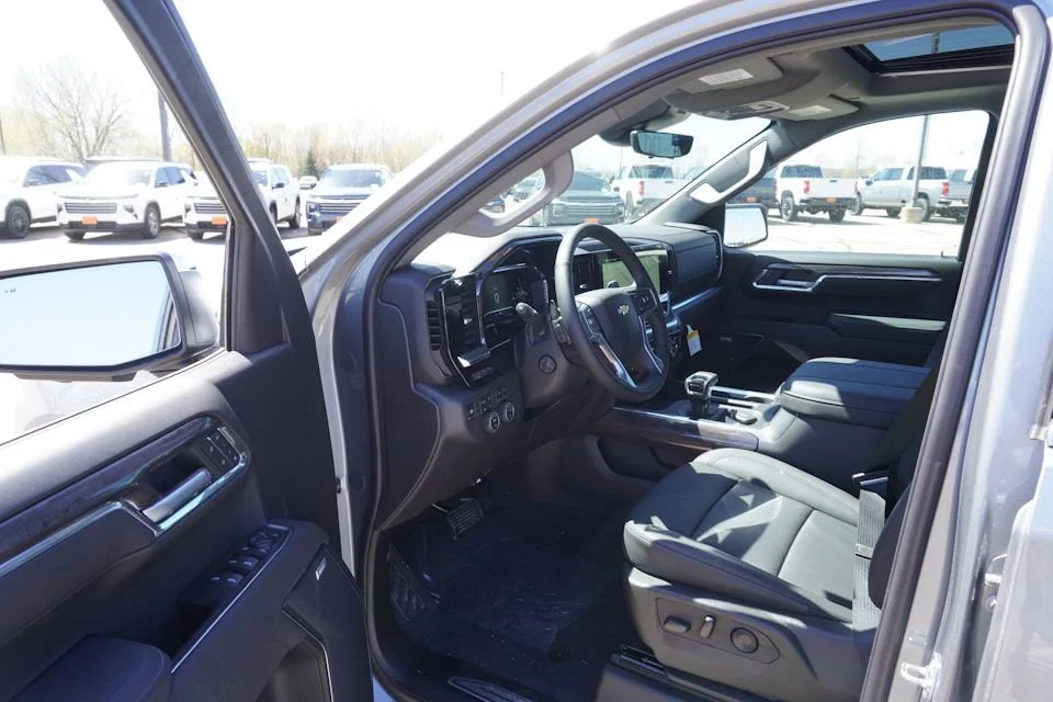 2025 Chevrolet Silverado 1500 LTZ - Photo 10