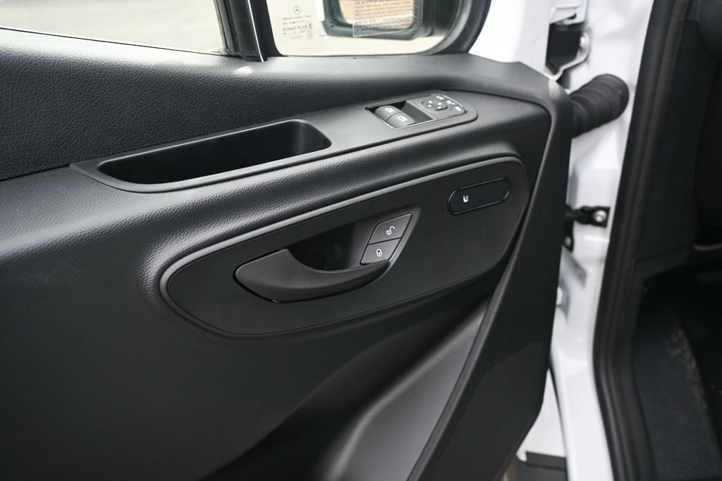 Used 2025  Mercedes-Benz Cargo 144 WB image 8