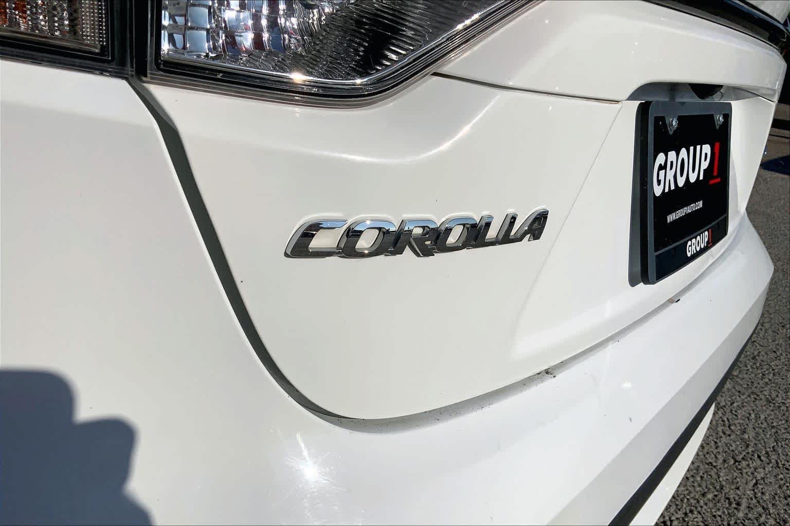 Used 2022 White Toyota LE image 30