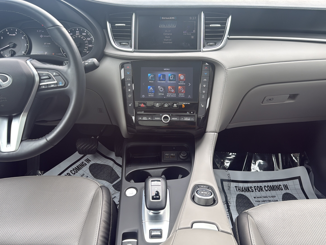 Used 2023 White INFINITI LUXE image 19