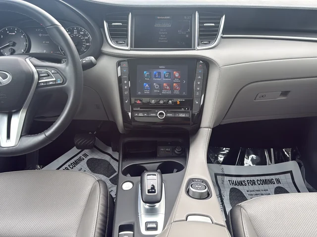 Used 2023 White INFINITI LUXE image 19