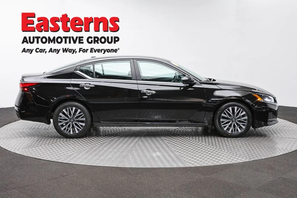 Used 2023 Black Nissan 2.5 SV image 4