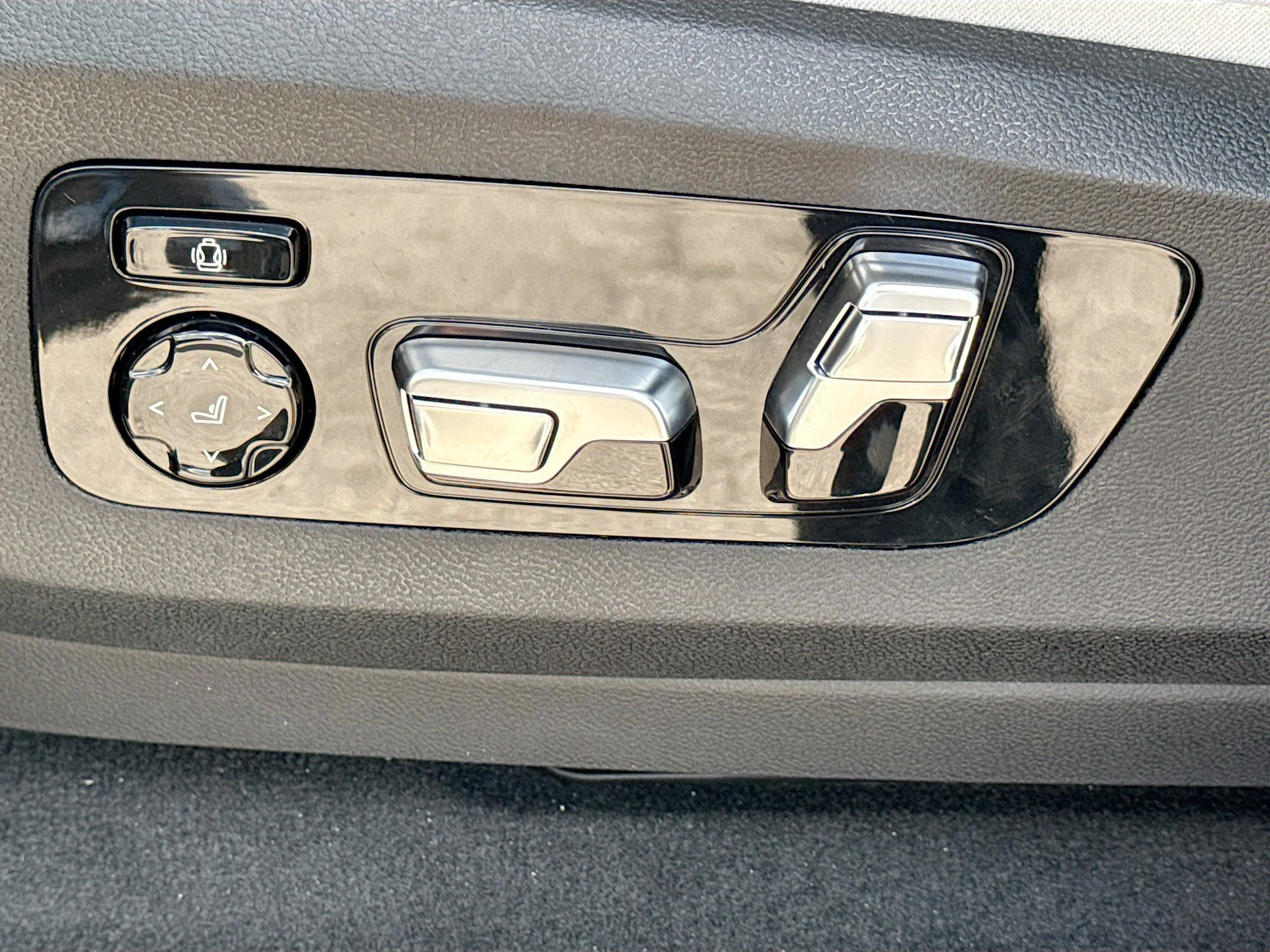 New 2026 Carbon Black Metallic BMW xDrive50e image 25