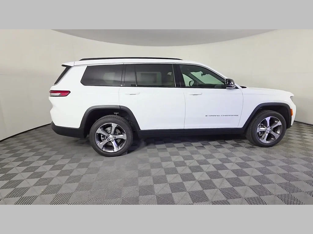 New 2026 Bright White Clear-Coat Exterior Paint Jeep Limited image 23
