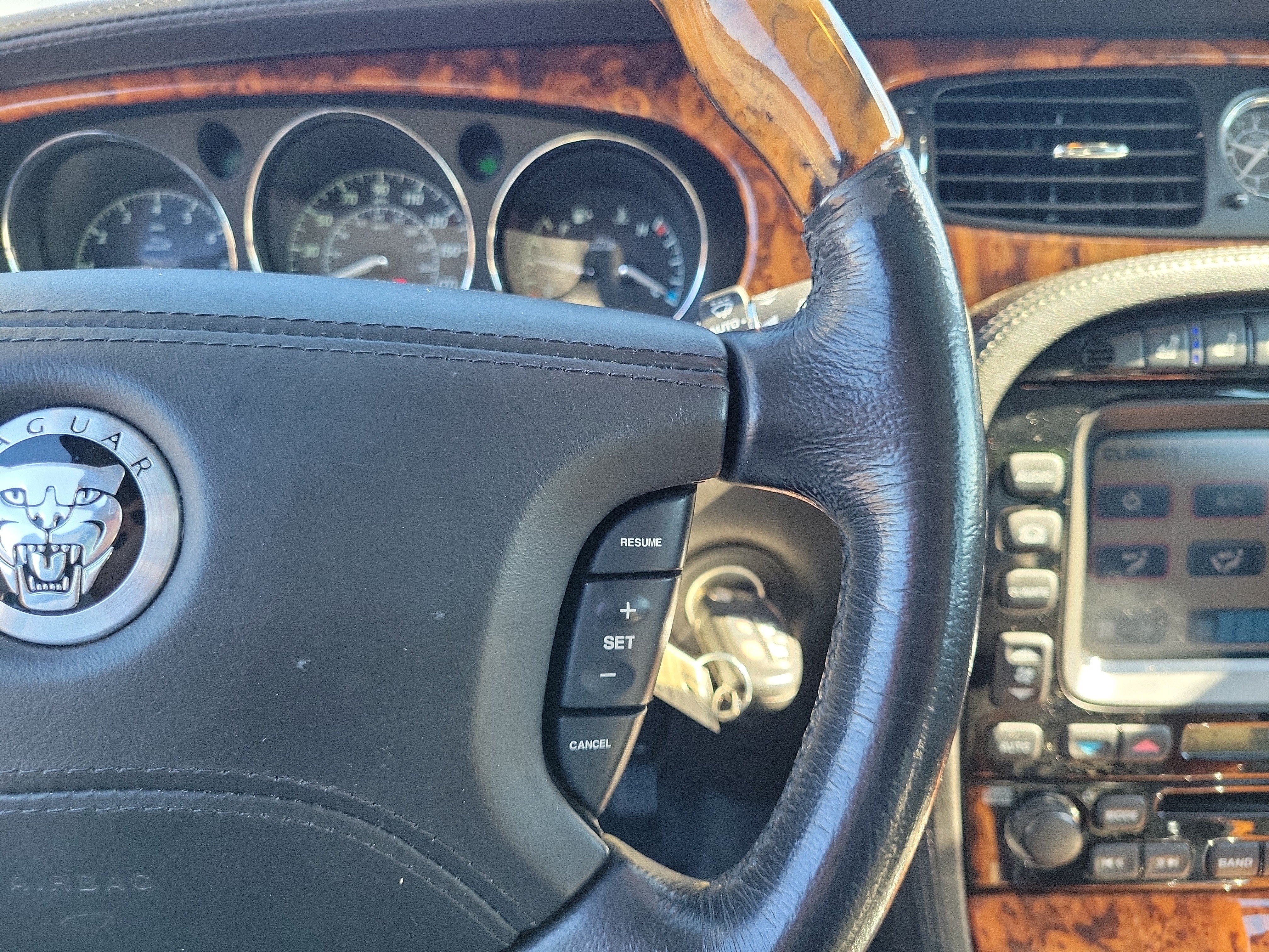 Used 2008 Silver Jaguar Vanden Plas image 23