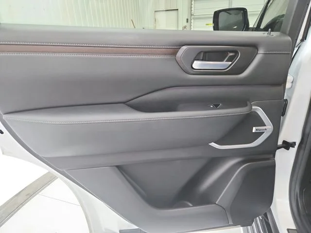 Used 2025 White Nissan Platinum Reserve image 38