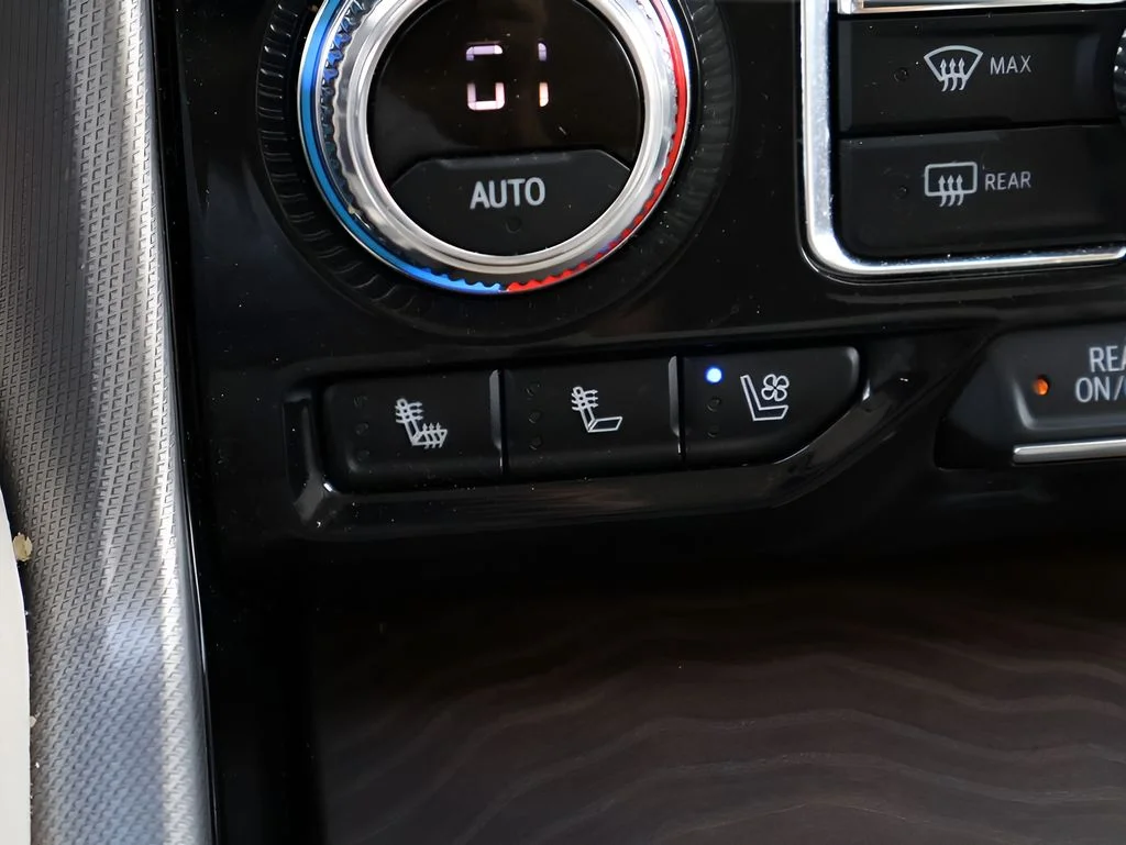 Used 2023 White Frost Tricoat GMC Denali image 29