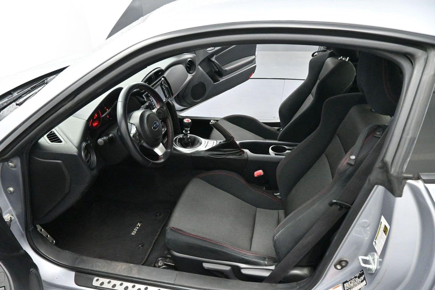 Used 2018  Subaru Premium image 11
