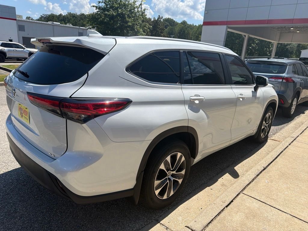 Used 2023 Beige Toyota XLE image 3