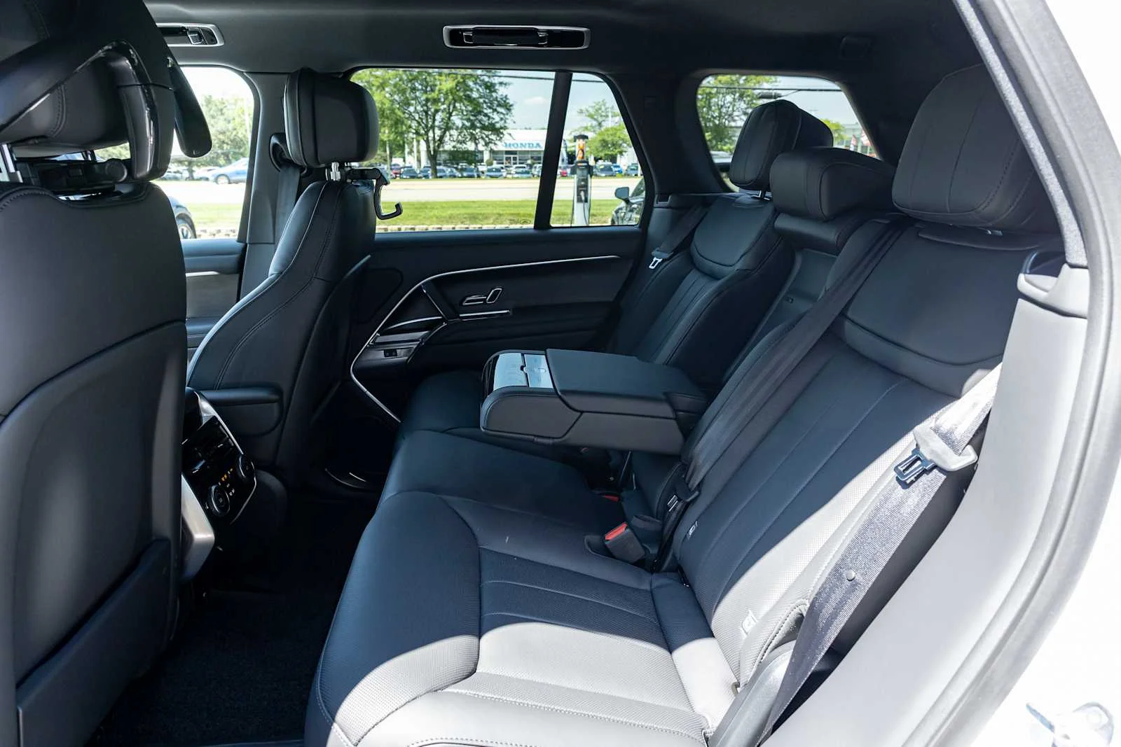 New 2026 Fuji White Land Rover SE image 5