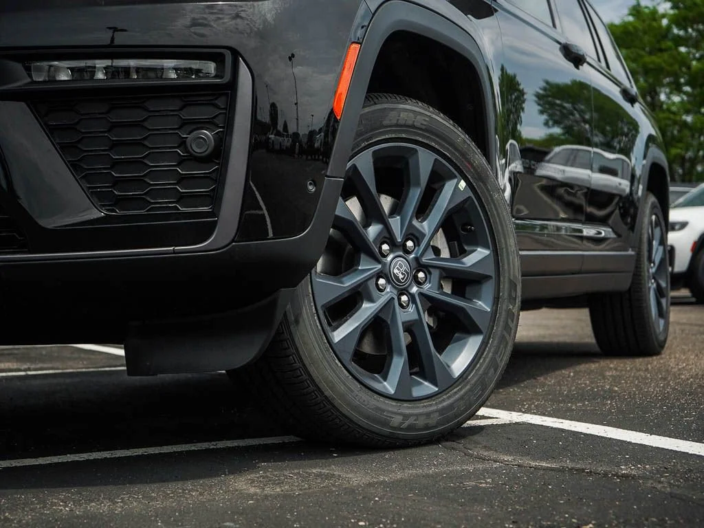 New 2026 Diamond Black Crystal Pearlcoat Jeep  image 6