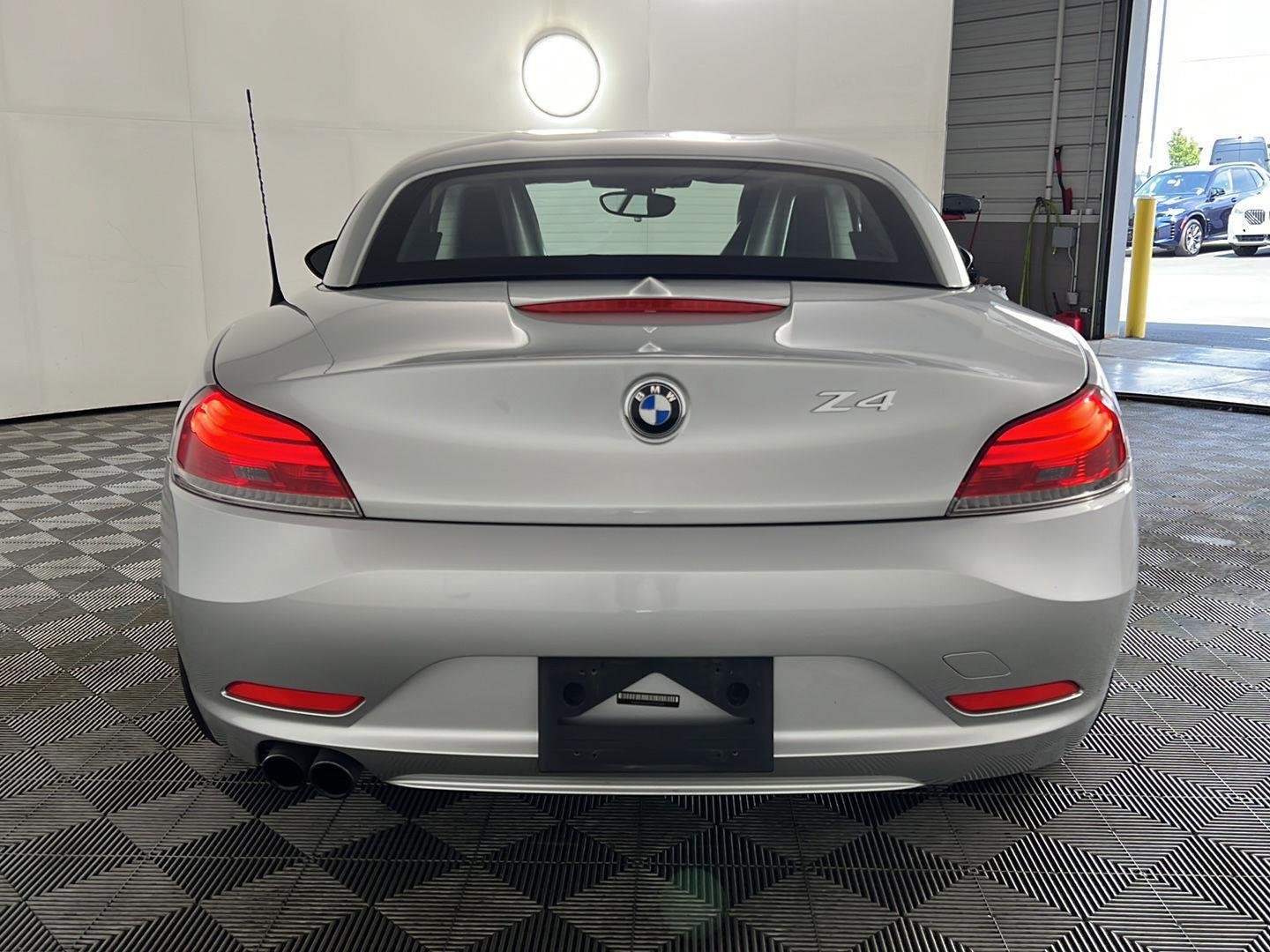 Used 2009 Titanium Silver Metallic BMW sDrive30i image 6