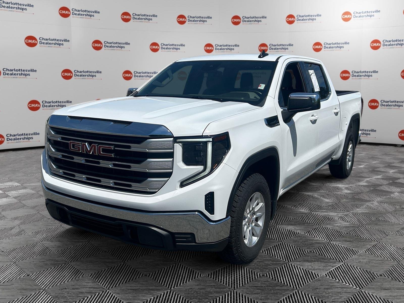 Used 2024 Summit White GMC SLE image 1
