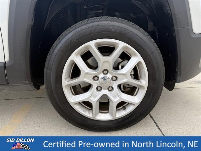 Used 2017 Glacier Metallic Jeep Latitude image 9