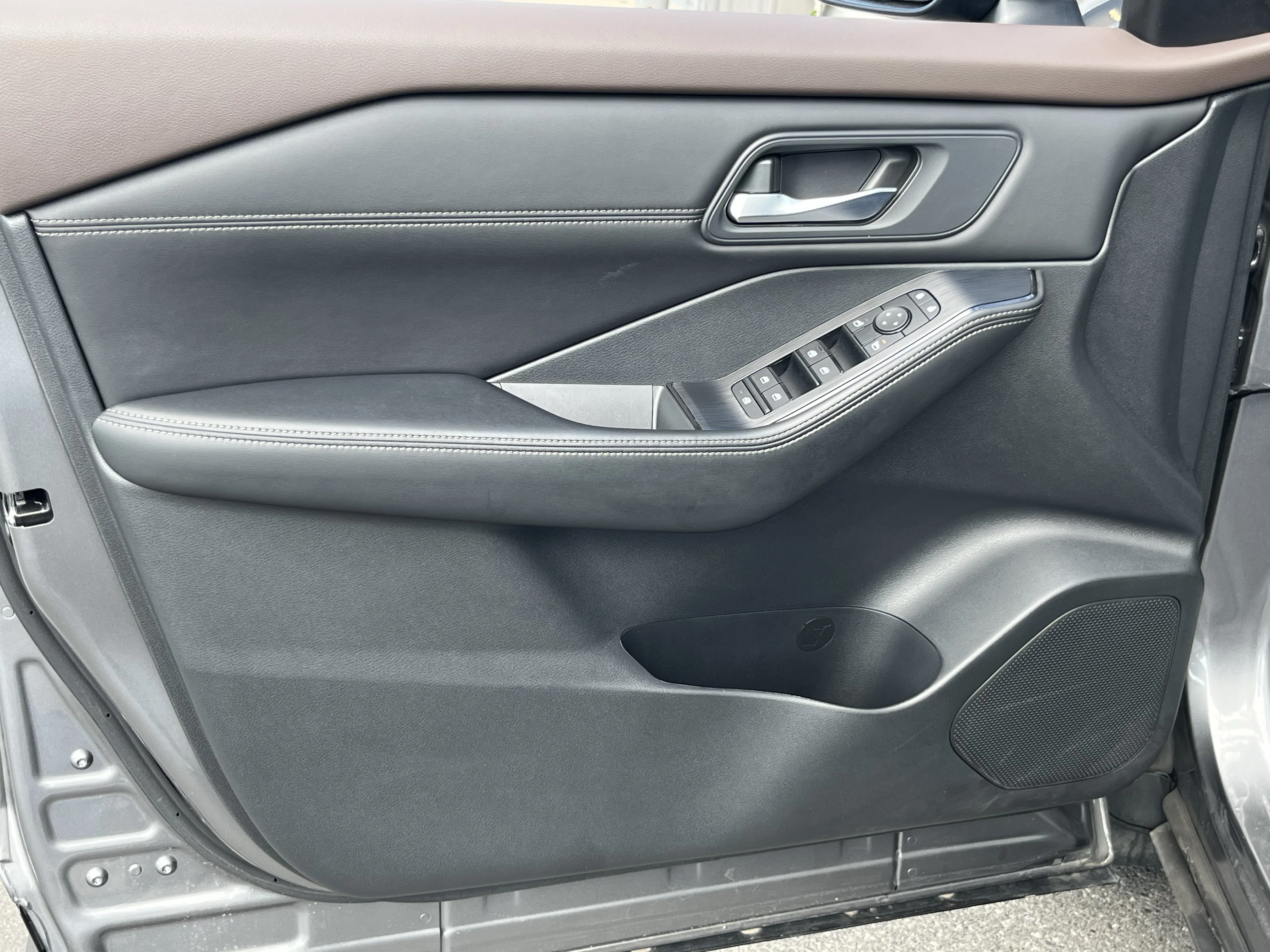 Used 2023 Gun Metallic Nissan SV image 21