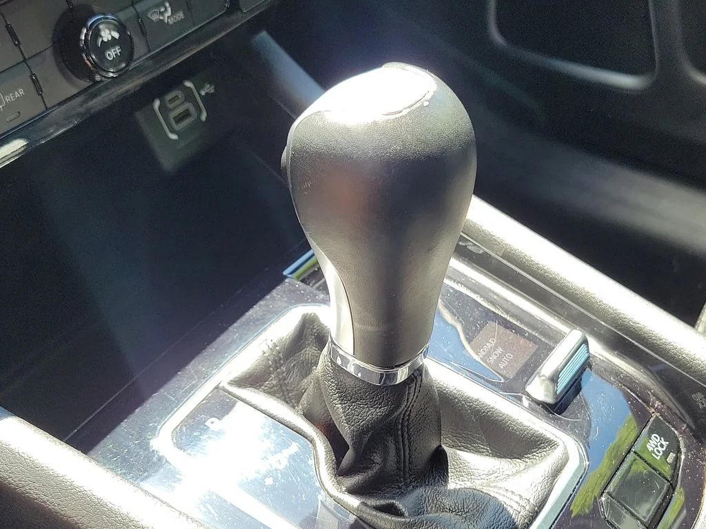 Used 2024 Silver Jeep Latitude image 32