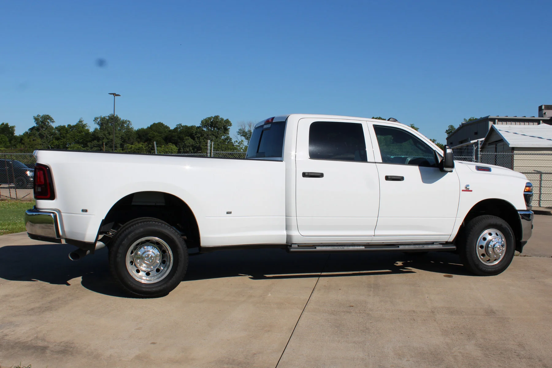 New 2026 Bright White Clear-Coat Exterior Paint RAM TRADESMAN CREW CAB 4X4 LONG BOX image 28