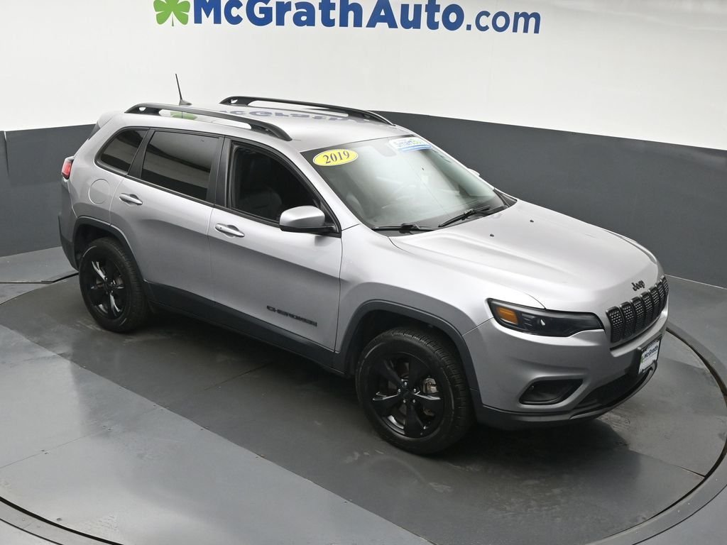 Used 2019 Silver Jeep Latitude Plus image 3