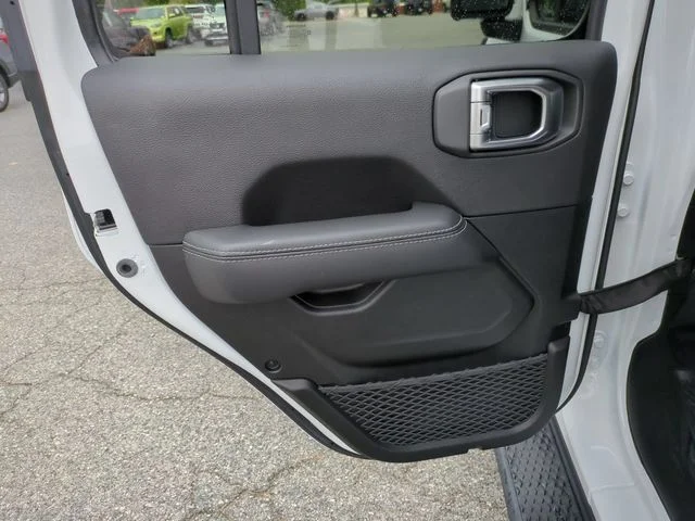 Used 2023 White Jeep Overland image 28