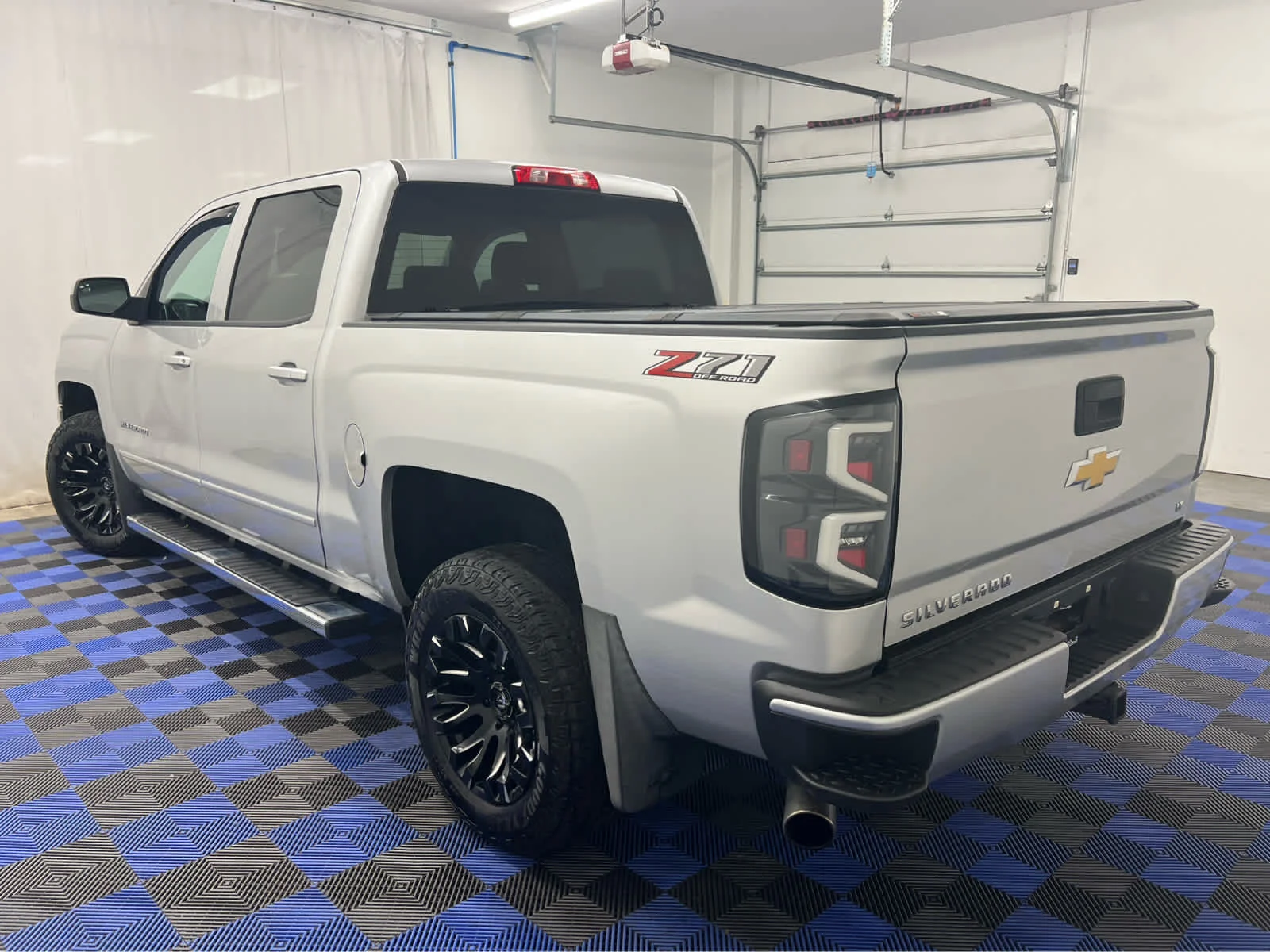 Used 2018 Silver Ice Metallic Chevrolet LT image 7