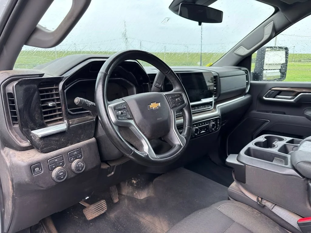Used 2025 Summit White Chevrolet LT image 3