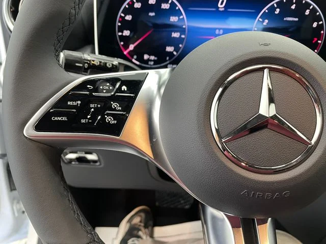 New 2026 Polar White Mercedes-Benz GLC 300 image 24