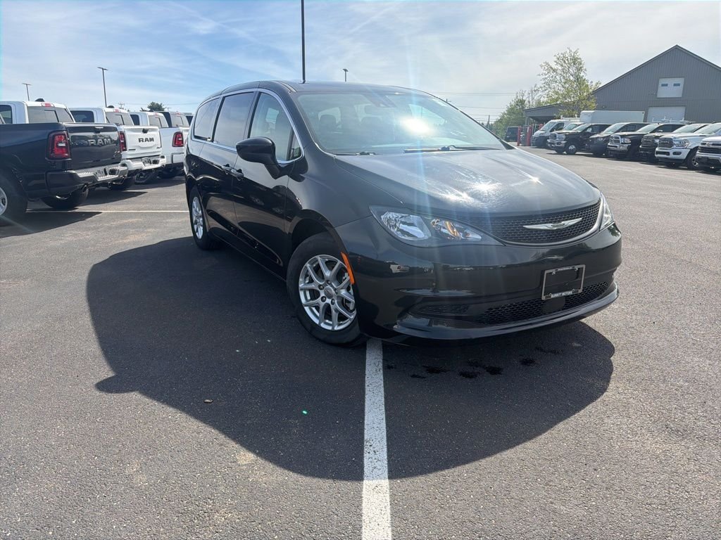 2023 Chrysler Voyager LX's photo