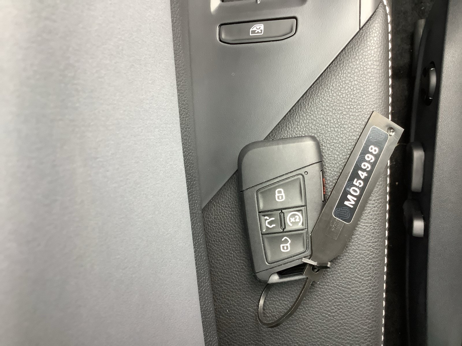 New 2026 Platinum Gray Metallic Volkswagen SE image 29