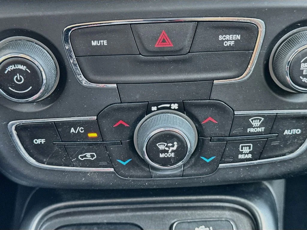 Used 2019 Silver Jeep Trailhawk image 17