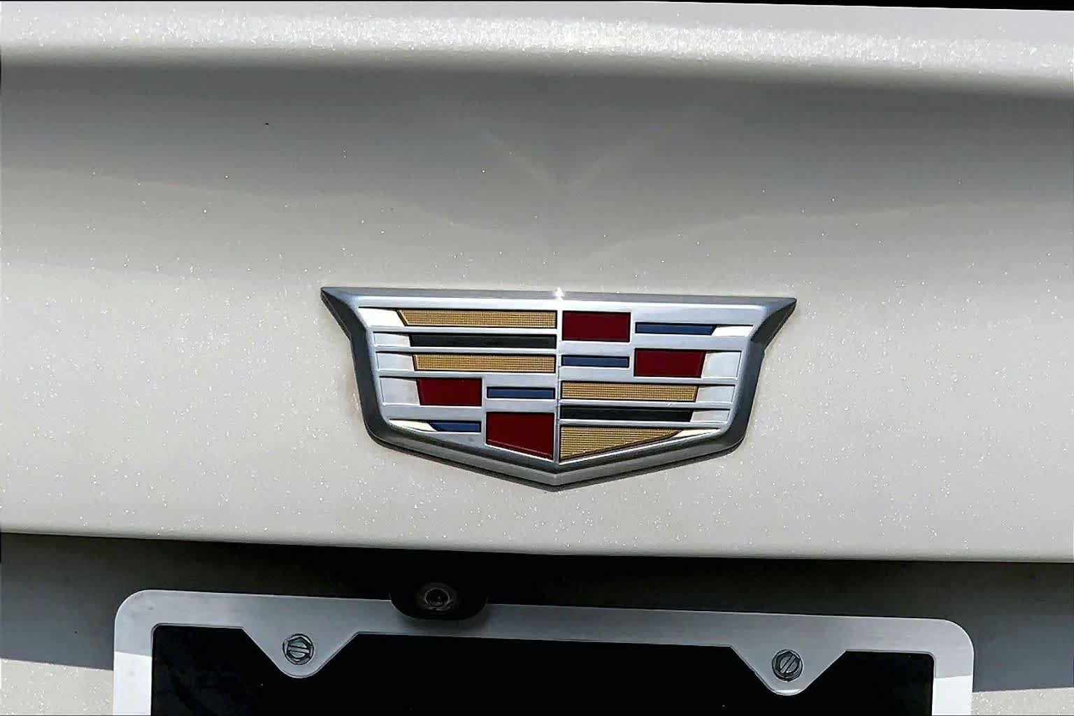 Used 2019 Crystal White Tricoat Cadillac FWD Luxury image 17