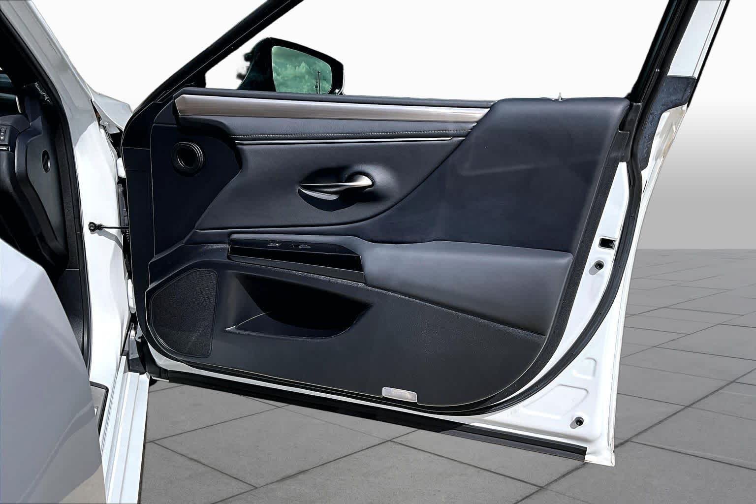 Used 2024 Ultra White Lexus F SPORT Handling image 22