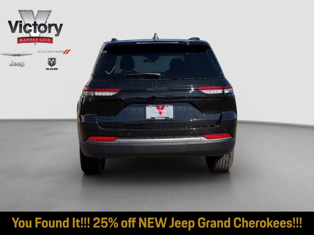 New 2026 Diamond Black Crystal Pearl-Coat Exterior Paint Jeep Altitude image 6