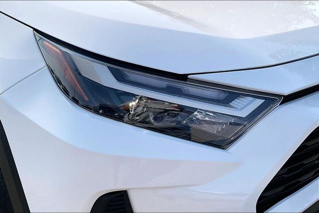 Used 2025 White Toyota XLE image 27