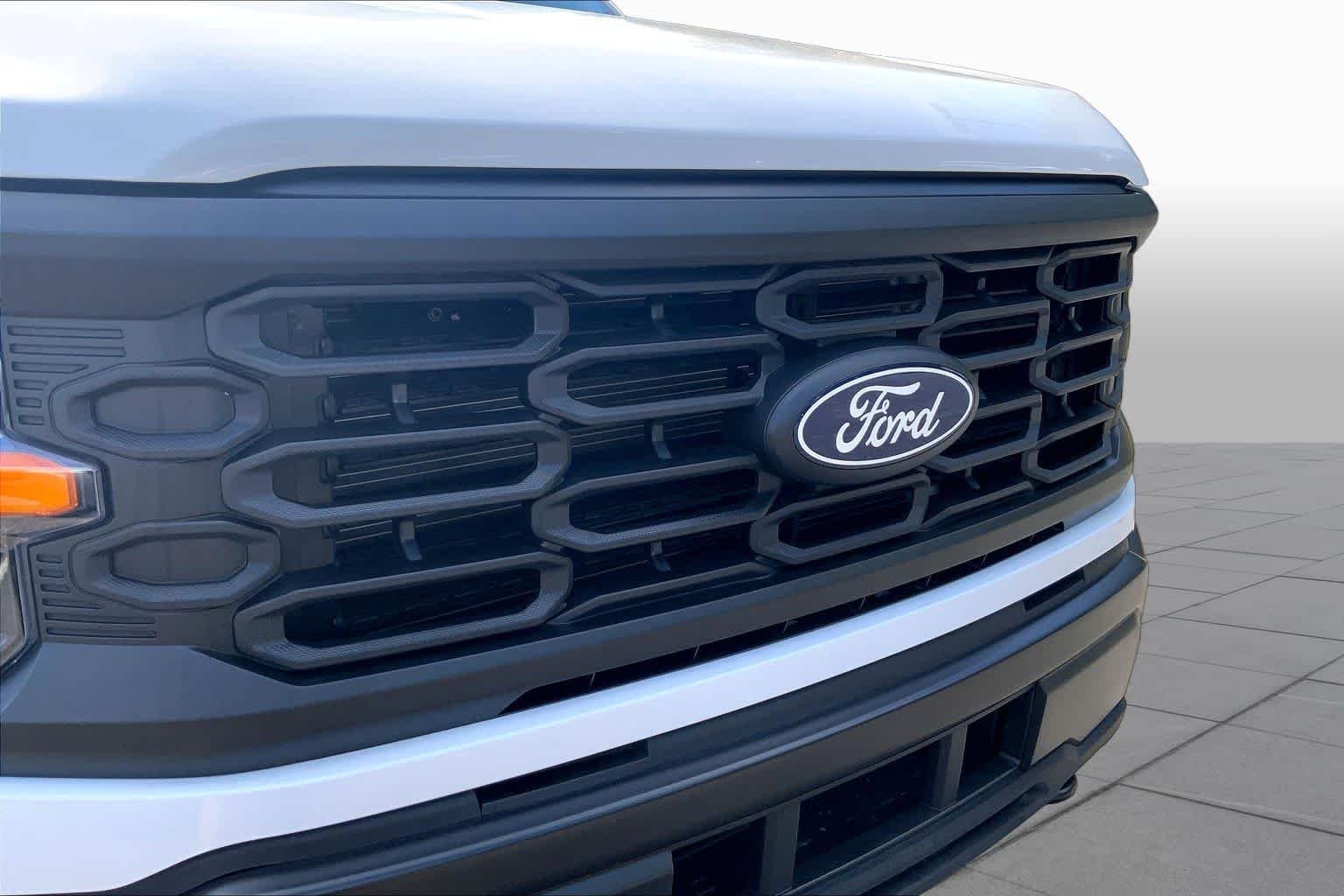Used 2025 Oxford White Ford XL image 27