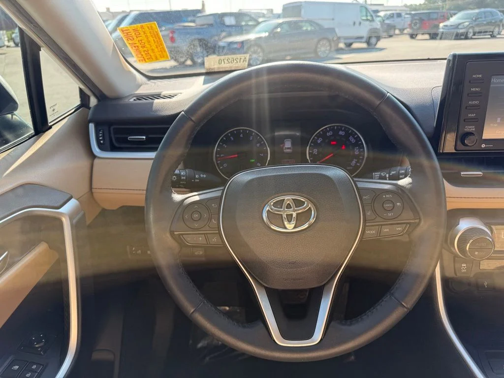 Used 2021 White Toyota XLE Premium image 11