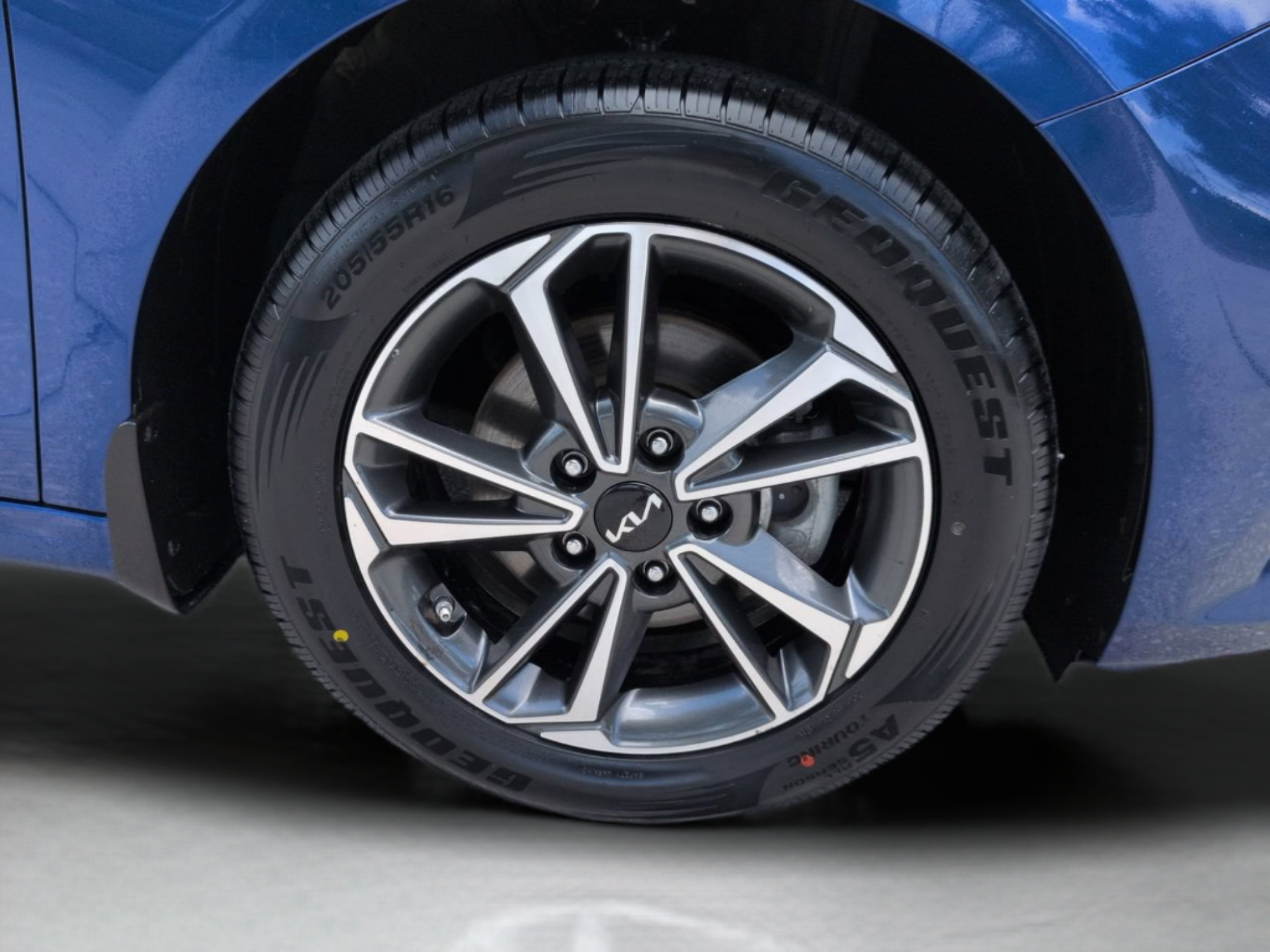 Used 2023 Deep Sea Blue Kia LXS image 13