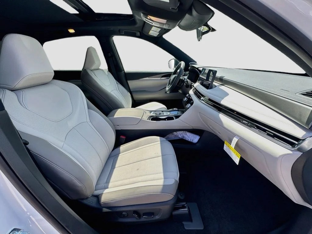 New 2027 White INFINITI LUXE image 29