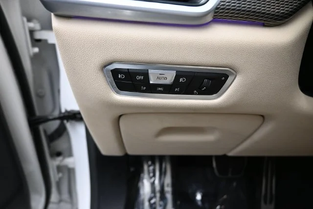 Used 2021 White BMW sDrive40i image 18