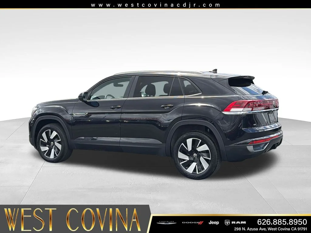 Used 2025 Black Volkswagen 2.0T SE w/Technology image 5
