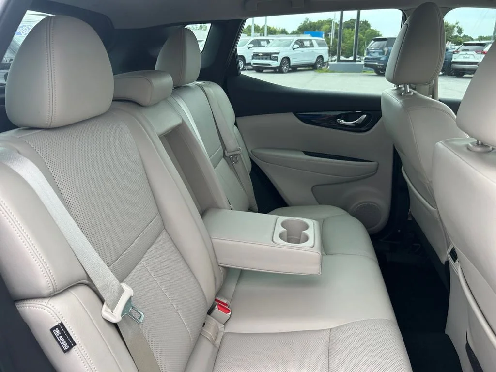 Used 2022 White Nissan SL image 34