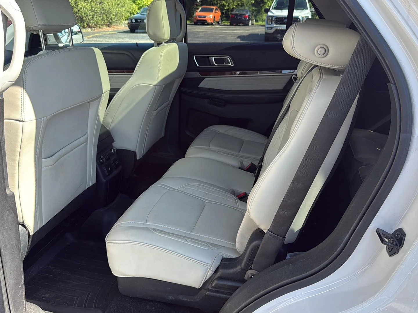 Used 2019 White Platinum Tri-Coat Metallic Ford Platinum image 23