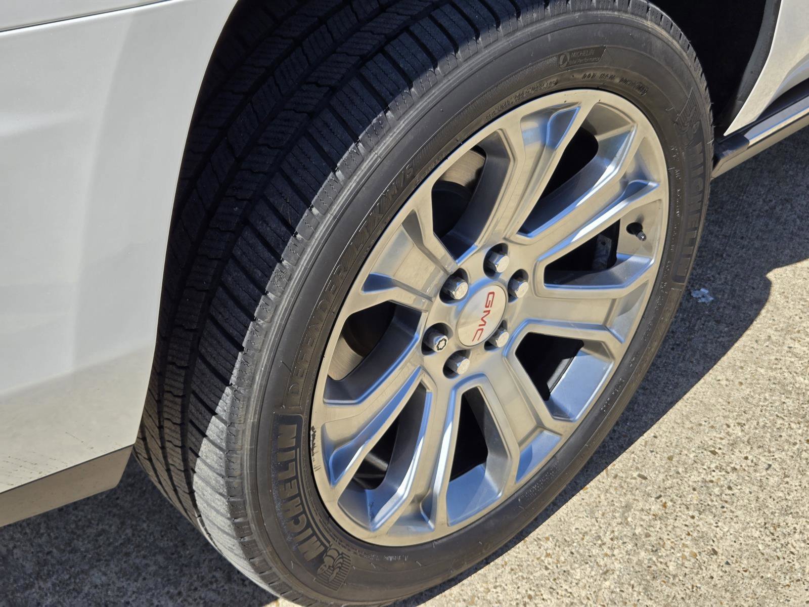 Used 2017 White Frost Tricoat GMC Denali image 11