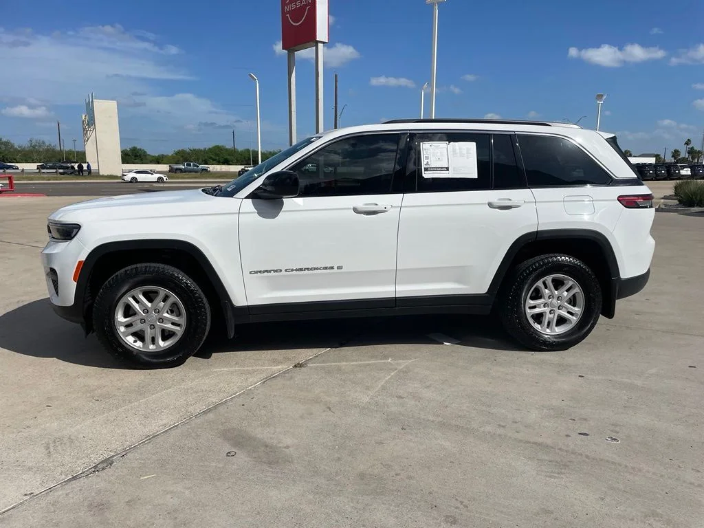 Used 2025 White Jeep Laredo image 5