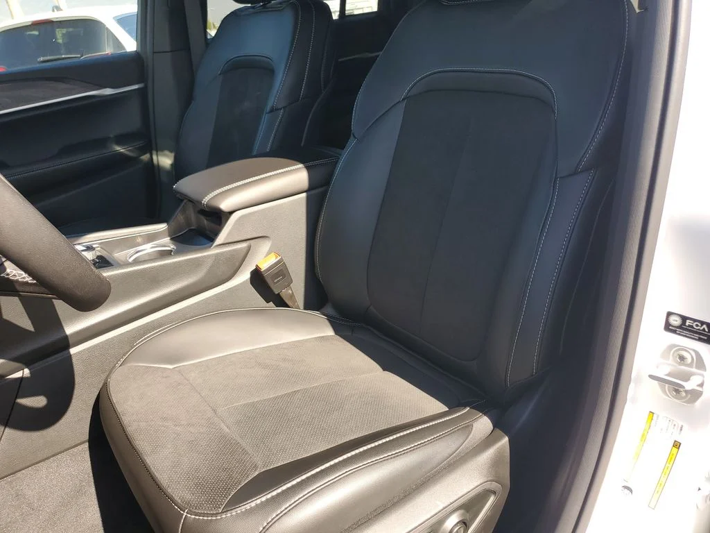 New 2026 Bright White Clear-Coat Exterior Paint Jeep Altitude image 13
