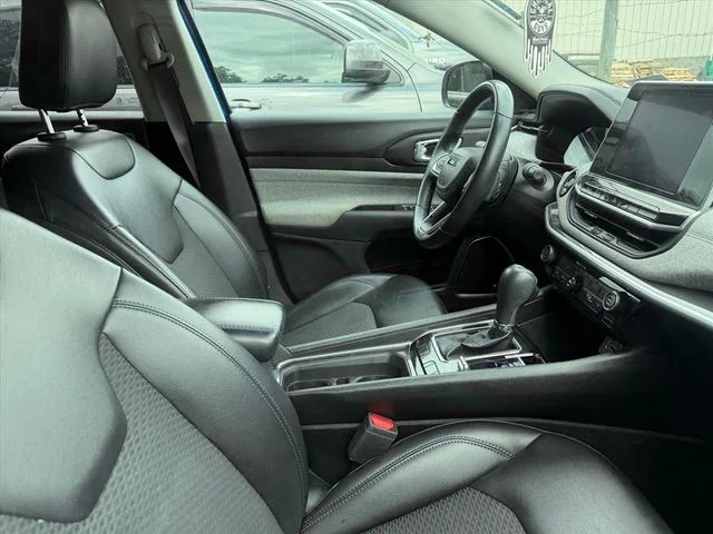 Used 2022 Blue Jeep Latitude image 11