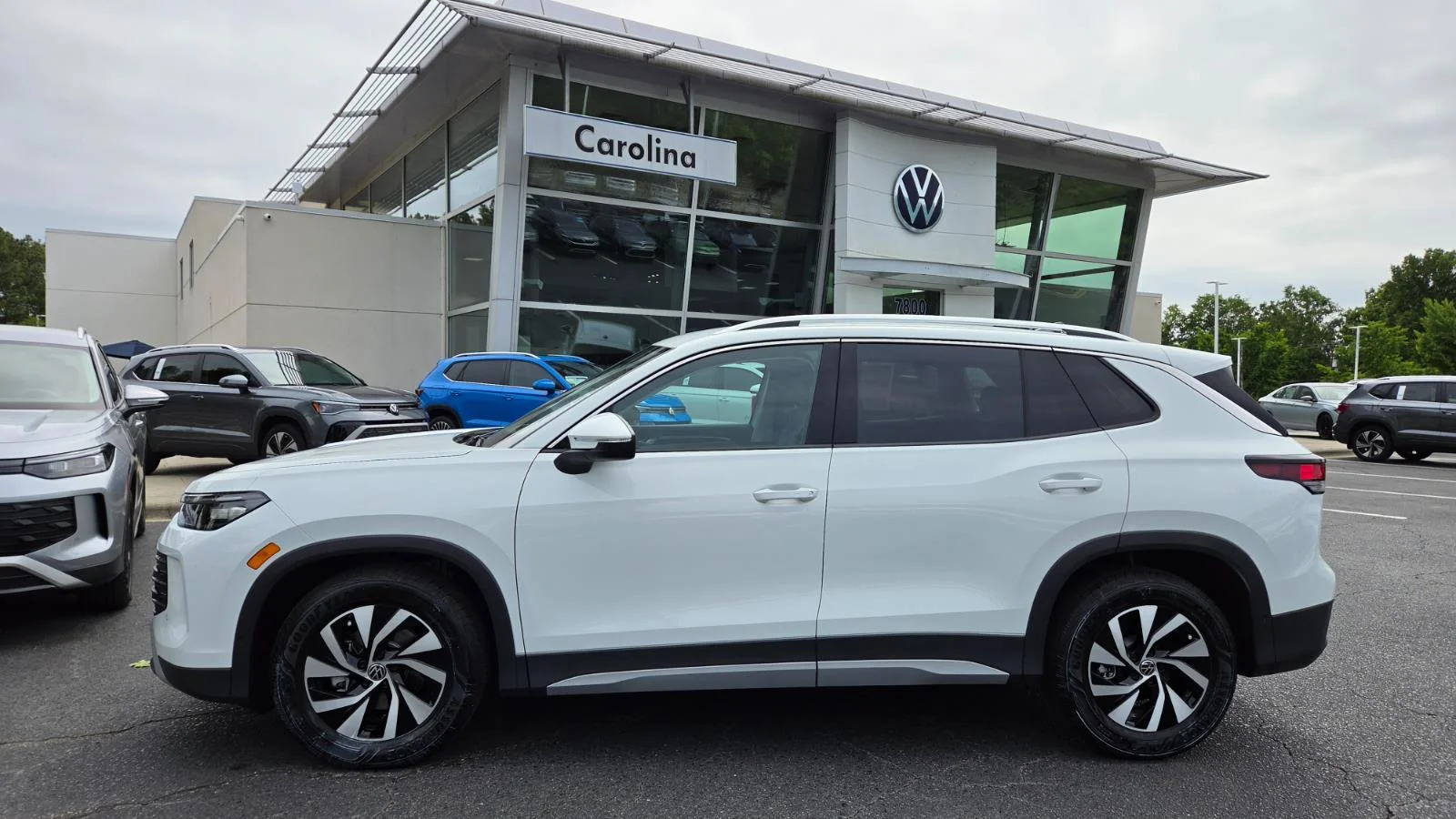 New 2026 pure white Volkswagen S image 2